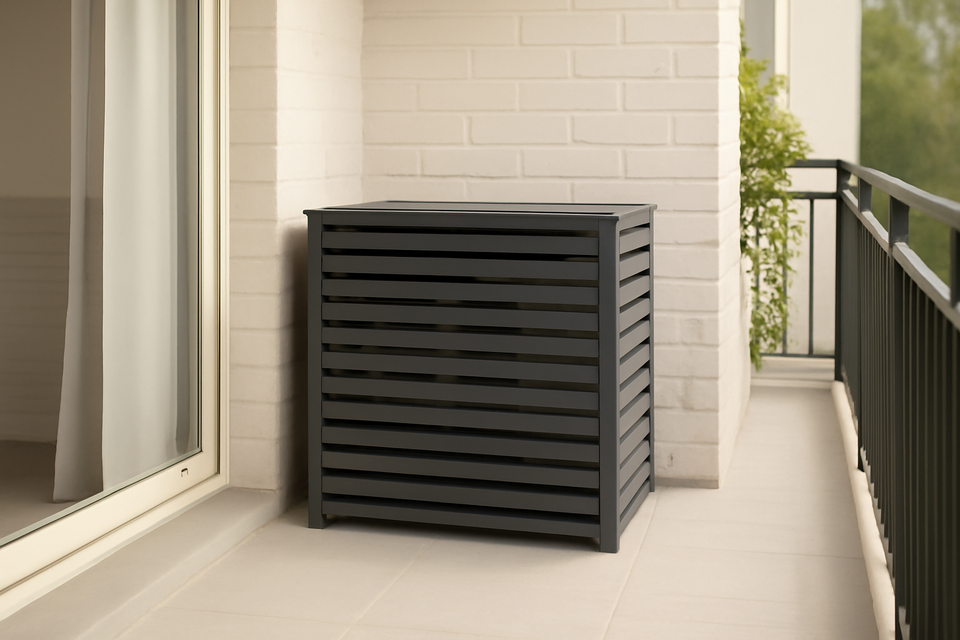 Airco omkasting op een balkon (illustratie)